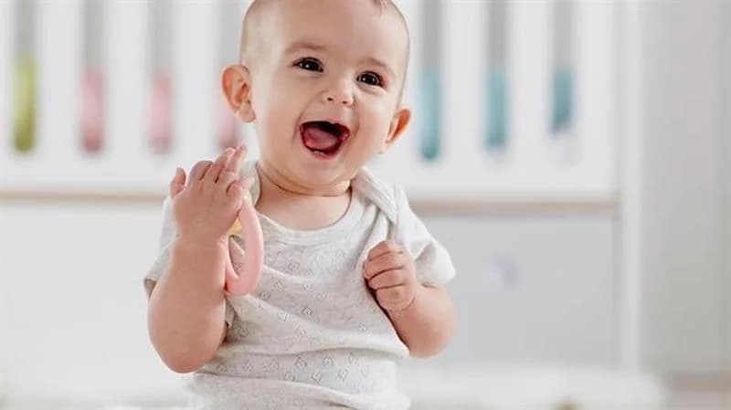 Брязкальце-прорізувач Hape Веселе колечко E0025 фото 4