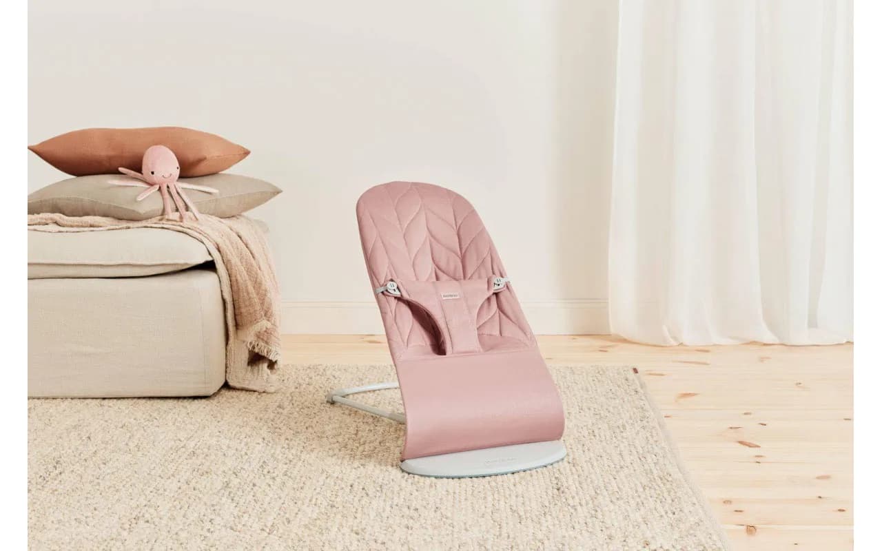 Шезлонг BabyBjorn Bouncer Bliss Woven Petal Quilt 2222 Dusty Pink фото 2 Шезлонг BabyBjorn Bouncer Bliss Woven Petal Quilt 2222 Dusty Pink фото 2