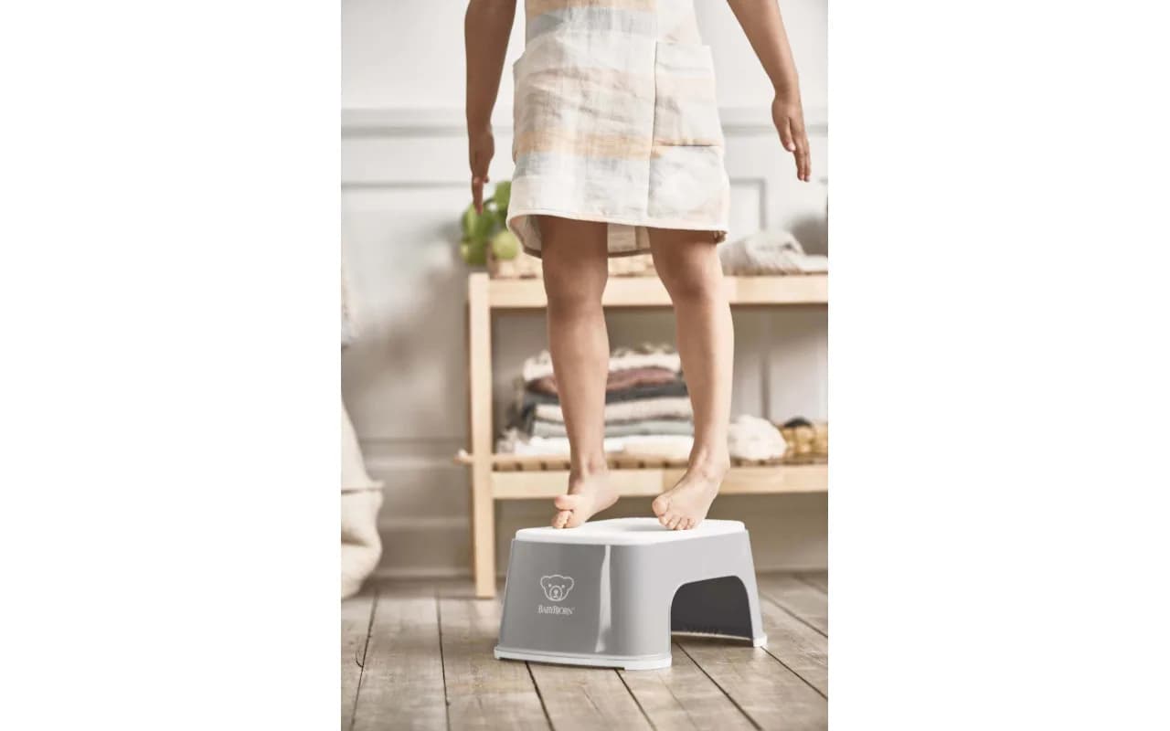 Підставка для ніг BabyBjorn Step Stool 2250 Grey/White фото 2 Підставка для ніг BabyBjorn Step Stool 2250 Grey/White фото 2