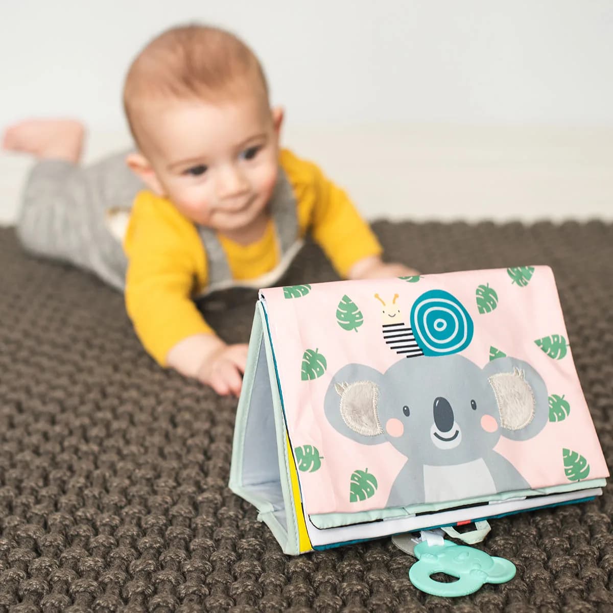 Книжка-розкладушка Taf Toys Мрійливі коали Пригоди коали Кіммі 12395 фото 4 Книжка-розкладушка Taf Toys Мрійливі коали Пригоди коали Кіммі 12395 фото 4