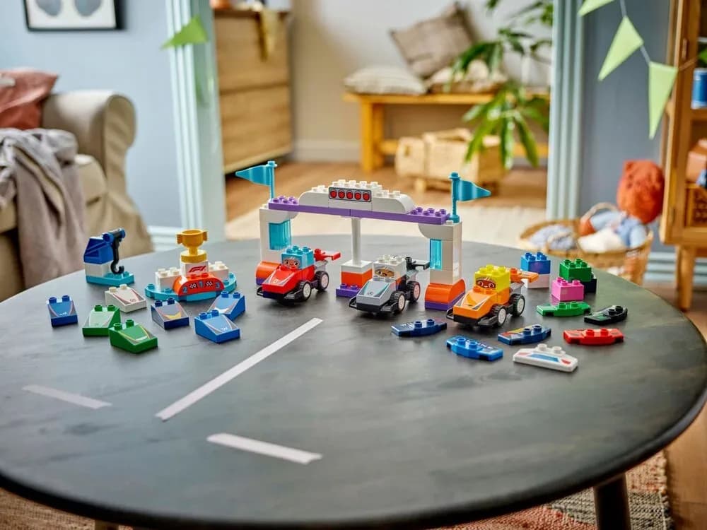 Конструктор Lego Duplo Автомобілі і пілоти команд Формули-1 70дет 10445 фото 8 Конструктор Lego Duplo Автомобілі і пілоти команд Формули-1 70дет 10445 фото 8