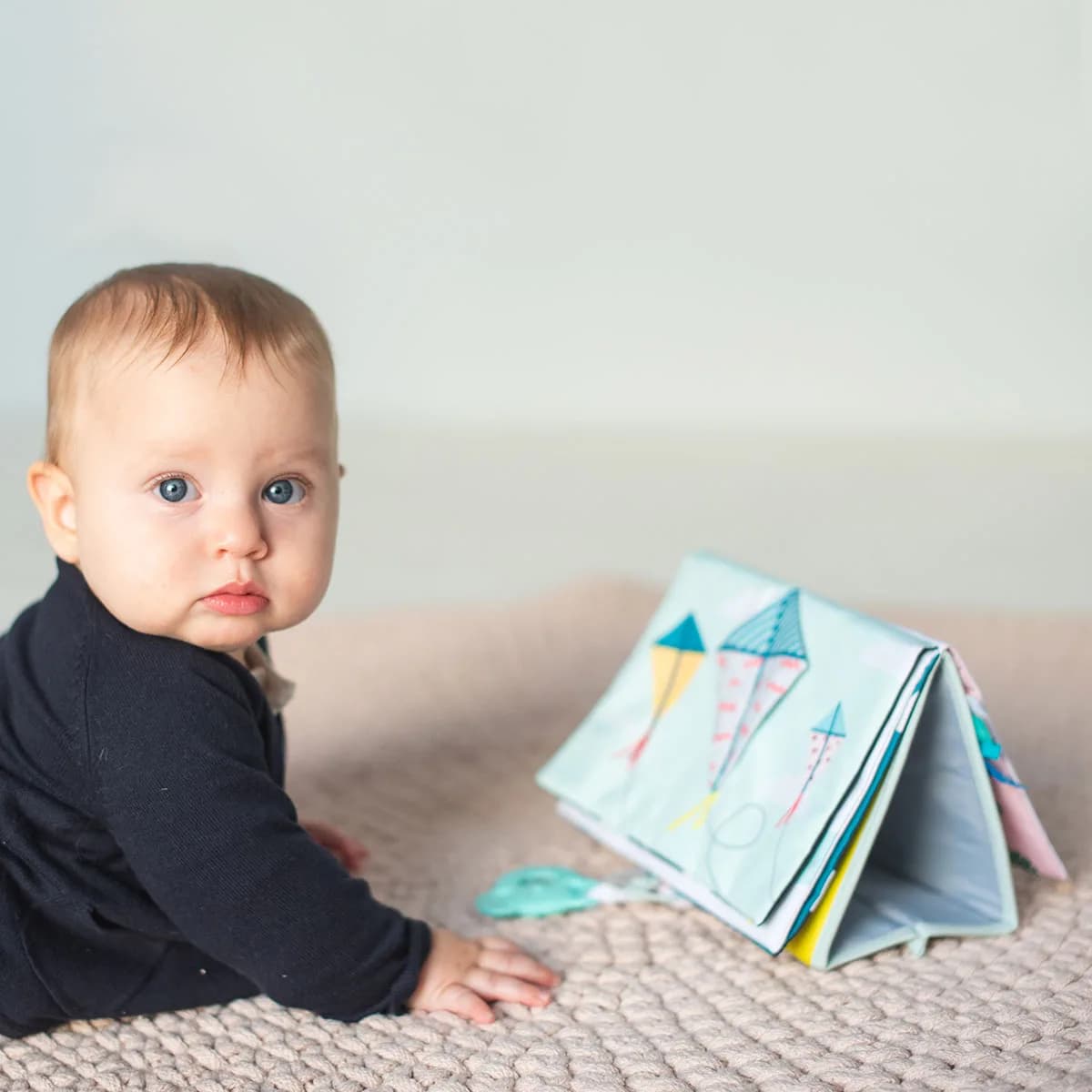 Книжка-розкладушка Taf Toys Мрійливі коали Пригоди коали Кіммі 12395 фото 3 Книжка-розкладушка Taf Toys Мрійливі коали Пригоди коали Кіммі 12395 фото 3